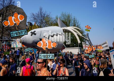 Berlin, Deutschland. 06 Apr, 2019. 06.04.2019, Demonstration gegen explodierende Preise. Der Protestmarsch gegen steigende Mieten aus der Eidgenossenschaft gegen Versetzung und Mieten, Wahnsinn in der Nähe des Oberbaumstrasse Oberbaumbrucke in Berlin. | Verwendung der weltweiten Kredit: dpa/Alamy leben Nachrichten Stockfoto