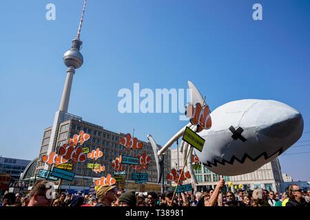 Berlin, Deutschland. 06 Apr, 2019. 06.04.2019, Demonstration gegen explodierende Preise. Der Protestmarsch gegen steigende Mieten aus der Eidgenossenschaft gegen Versetzung und Mieten, Wahnsinn, begann auf dem Berliner Alexanderplatz. | Verwendung der weltweiten Kredit: dpa/Alamy leben Nachrichten Stockfoto