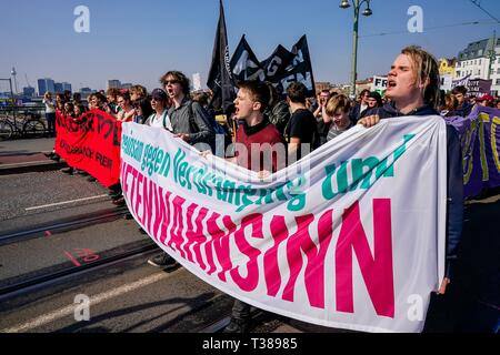 Berlin, Deutschland. 06 Apr, 2019. 06.04.2019, Demonstration gegen explodierende Preise. Die Demonstration der Bahn gegenüber steigenden Mieten aus der Eidgenossenschaft gegen Versetzung und Mieten Wahnsinn auf der Warschauer Brücke in Berlin. | Verwendung der weltweiten Kredit: dpa/Alamy leben Nachrichten Stockfoto