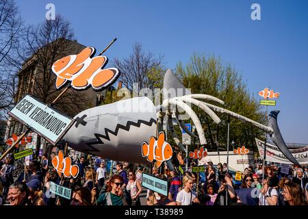 Berlin, Deutschland. 06 Apr, 2019. 06.04.2019, Demonstration gegen explodierende Preise. Der Protestmarsch gegen steigende Mieten aus der Eidgenossenschaft gegen Versetzung und Mieten, Wahnsinn in der Nähe des Oberbaumstrasse Oberbaumbrucke in Berlin. | Verwendung der weltweiten Kredit: dpa/Alamy leben Nachrichten Stockfoto