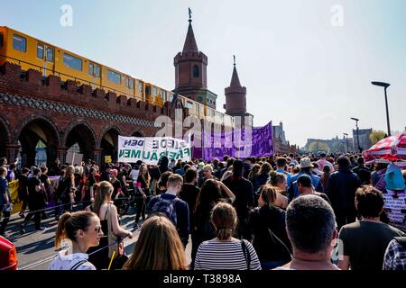 Berlin, Deutschland. 06 Apr, 2019. 06.04.2019, Demonstration gegen explodierende Preise. Die Demonstration im März gegen steigende Mieten aus der Eidgenossenschaft gegen Versetzung und Mieten Wahnsinn Bin Oberbaum am Oberbaumbrucke in Berlin. | Verwendung der weltweiten Kredit: dpa/Alamy leben Nachrichten Stockfoto