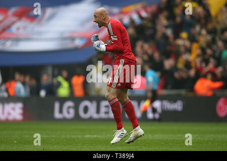 London, Großbritannien. 07 Apr, 2019. Heurelho Gomes von Watford feiert 3. Ziel seiner Seite während der FA Cup Semi Final Match zwischen Watford und Wolverhampton Wanderers im Wembley Stadium am 7. April 2019 in London, England. Nur die redaktionelle Nutzung, eine Lizenz für die gewerbliche Nutzung erforderlich. Keine Verwendung in Wetten, Spiele oder einer einzelnen Verein/Liga/player Veröffentlichung. (Foto von Paul Chesterton/phcimages.com)Editorial verwenden Sie nur, eine Lizenz für die gewerbliche Nutzung erforderlich. Keine Verwendung in Wetten, Spiele oder einer einzelnen Verein/Liga/player Veröffentlichung. Nur die redaktionelle Nutzung, eine Lizenz für die gewerbliche Nutzung erforderlich. Keine Verwendung in Wetten, Spiele oder ein Stockfoto