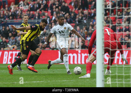 London, Großbritannien. 07 Apr, 2019. Ivan Cavaleiro der Wolverhampton Wanderers geht um Heurelho Gomes von Watford, aber nicht in der Lage ist zu zählen, während der FA Cup Semi Final Match zwischen Watford und Wolverhampton Wanderers im Wembley Stadium am 7. April 2019 in London, England. Nur die redaktionelle Nutzung, eine Lizenz für die gewerbliche Nutzung erforderlich. Keine Verwendung in Wetten, Spiele oder einer einzelnen Verein/Liga/player Veröffentlichung. (Foto von Paul Chesterton/phcimages.com) Credit: PHC Images/Alamy leben Nachrichten Stockfoto