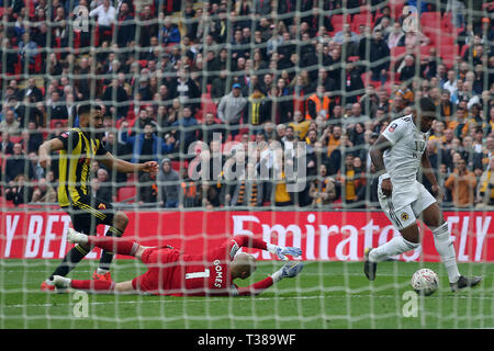 London, Großbritannien. 07 Apr, 2019. Ivan Cavaleiro der Wolverhampton Wanderers geht um Heurelho Gomes von Watford, aber nicht in der Lage ist zu zählen, während der FA Cup Semi Final Match zwischen Watford und Wolverhampton Wanderers im Wembley Stadium am 7. April 2019 in London, England. Nur die redaktionelle Nutzung, eine Lizenz für die gewerbliche Nutzung erforderlich. Keine Verwendung in Wetten, Spiele oder einer einzelnen Verein/Liga/player Veröffentlichung. (Foto von Paul Chesterton/phcimages.com) Credit: PHC Images/Alamy leben Nachrichten Stockfoto