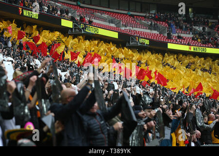 London, Großbritannien. 07 Apr, 2019. Watford Fans vor dem FA Cup Semi Final Match zwischen Watford und Wolverhampton Wanderers im Wembley Stadium am 7. April 2019 in London, England. Nur die redaktionelle Nutzung, eine Lizenz für die gewerbliche Nutzung erforderlich. Keine Verwendung in Wetten, Spiele oder einer einzelnen Verein/Liga/player Veröffentlichung. (Foto von Paul Chesterton/phcimages.com) Credit: PHC Images/Alamy leben Nachrichten Stockfoto