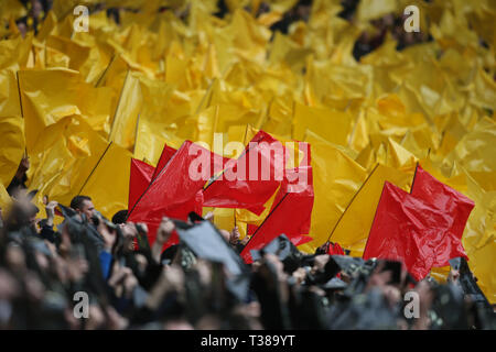 London, Großbritannien. 07 Apr, 2019. Watford Fans vor dem FA Cup Semi Final Match zwischen Watford und Wolverhampton Wanderers im Wembley Stadium am 7. April 2019 in London, England. Nur die redaktionelle Nutzung, eine Lizenz für die gewerbliche Nutzung erforderlich. Keine Verwendung in Wetten, Spiele oder einer einzelnen Verein/Liga/player Veröffentlichung. (Foto von Paul Chesterton/phcimages.com) Credit: PHC Images/Alamy leben Nachrichten Stockfoto