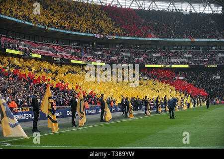 London, Großbritannien. 07 Apr, 2019. Watford Fans vor dem FA Cup Semi Final Match zwischen Watford und Wolverhampton Wanderers im Wembley Stadium am 7. April 2019 in London, England. Nur die redaktionelle Nutzung, eine Lizenz für die gewerbliche Nutzung erforderlich. Keine Verwendung in Wetten, Spiele oder einer einzelnen Verein/Liga/player Veröffentlichung. (Foto von Paul Chesterton/phcimages.com) Credit: PHC Images/Alamy leben Nachrichten Stockfoto