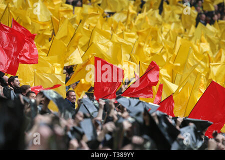 London, Großbritannien. 07 Apr, 2019. Watford Fans vor dem FA Cup Semi Final Match zwischen Watford und Wolverhampton Wanderers im Wembley Stadium am 7. April 2019 in London, England. Nur die redaktionelle Nutzung, eine Lizenz für die gewerbliche Nutzung erforderlich. Keine Verwendung in Wetten, Spiele oder einer einzelnen Verein/Liga/player Veröffentlichung. (Foto von Paul Chesterton/phcimages.com) Credit: PHC Images/Alamy leben Nachrichten Stockfoto