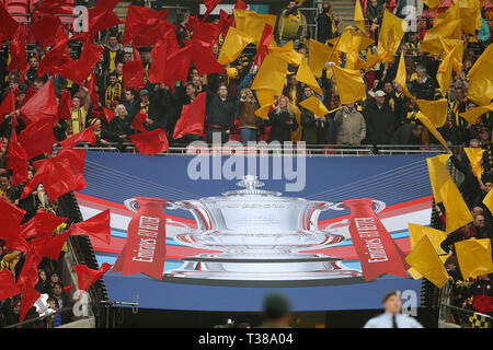 London, Großbritannien. 07 Apr, 2019. Watford Fans vor dem FA Cup Semi Final Match zwischen Watford und Wolverhampton Wanderers im Wembley Stadium am 7. April 2019 in London, England. Nur die redaktionelle Nutzung, eine Lizenz für die gewerbliche Nutzung erforderlich. Keine Verwendung in Wetten, Spiele oder einer einzelnen Verein/Liga/player Veröffentlichung. (Foto von Paul Chesterton/phcimages.com) Credit: PHC Images/Alamy leben Nachrichten Stockfoto