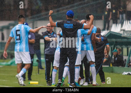 Curitiba, Brasilien. 07 Apr, 2019. PR - Curitiba - 07/04/2019 - Paranaense 2019, Coritiba x Londrina - deivid Player von Londrina feiert sein Ziel mit seinem Team Spieler während eines Spiels gegen Coritiba im Estadio 2019 Couto Pereira Stadium. Foto: Gabriel Machado/AGIF AGIF/Alamy Credit: Live-Nachrichten Stockfoto