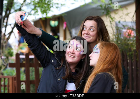 London, UK, UK. 7 Apr, 2019. Zuschauer sind zu sehen, eine selfie vor der Oxford Cambridge Ziege Rennen in East London vs. Zwei Zwergziegen während des 10 Oxford und Cambridge Ziege Rennen in Spitalfields Stadt Hof, Bethnal Green in East London konkurrieren. Die jährliche Spendenaktion, die zur gleichen Zeit wie die Oxford und Cambridge Boat Race, wo zwei Ziegen, einem namens Hamish, Oxford und die anderen Hugo, Cambridge zum König gekrönt, Billy zu werden. Credit: Dinendra Haria/SOPA Images/ZUMA Draht/Alamy leben Nachrichten Stockfoto