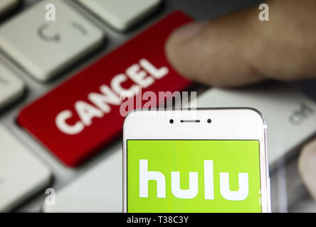 Hong Kong. 5 Apr, 2019. In diesem Foto Illustration einer Amerikanischen global on-demand Internet Streaming Media provider Hulu Logo ist auf ein Android mobile Gerät mit einem Computer, der sagt "Abbrechen" gesehen. Credit: Miguel Candela/SOPA Images/ZUMA Draht/Alamy leben Nachrichten Stockfoto