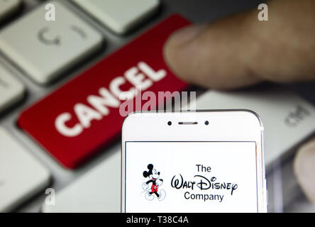 Hong Kong. 5 Apr, 2019. In diesem Foto Illustration eine amerikanische multinationale Medien und Unterhaltung der Walt Disney Company oder auch als Disney Logo ist auf ein Android mobile Gerät mit einem Computer, der sagt "Abbrechen" gesehen. Credit: Miguel Candela/SOPA Images/ZUMA Draht/Alamy leben Nachrichten Stockfoto