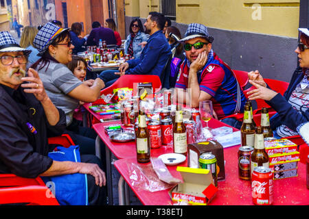 Spanier feiern Las Fallas Festival, Bar draußen, Bürgersteig in der Altstadt Valencia Spanien Europa alternde Bevölkerung Spanien Lebensstil Menschen Stockfoto