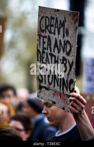 Protest außerhalb der Dorchester Hotel, in Opposition zu Brunei ist anti-LGBT-Politik. Stockfoto