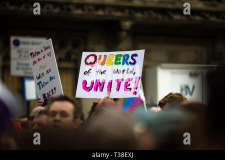 Protest außerhalb der Dorchester Hotel, in Opposition zu Brunei ist anti-LGBT-Politik. Stockfoto