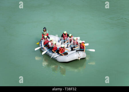 Junge Personen Rafting auf dem Ganges in Rishikesh, extreme und Spaß Sport an touristische Attraktion. Rishikesh Indien. 10. Januar 2018. Stockfoto