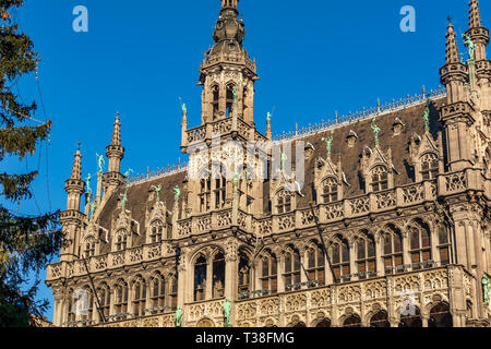 Markante neugotischen Fassade und das Dach des Museums der Stadt Brüssel. Stockfoto