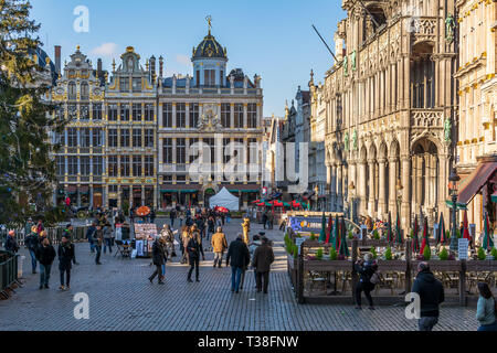 Touristen auf dem berühmten Grand Place in Brüssel, mit reichen skulpturalen dekoriert Guild Häuserfassaden und Museum der Stadt Brüssel beiseite. Stockfoto