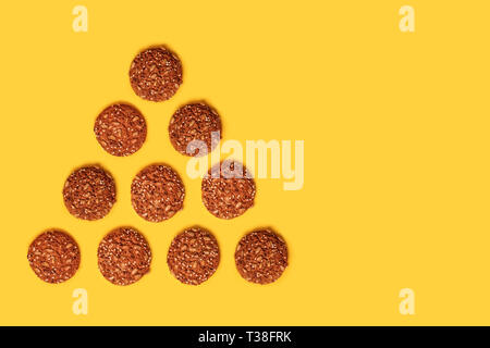Lecker Haferflocken Cookies auf gelbem Hintergrund. Stockfoto