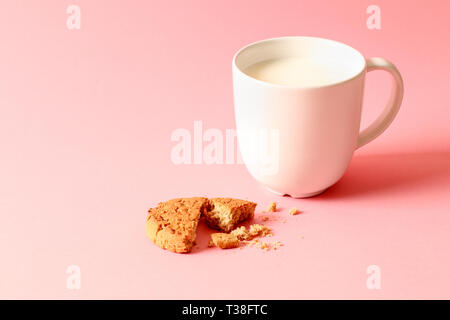 Gesunde Milch und Kekse auf dem rosa Tabelle. Platz kopieren Stockfoto