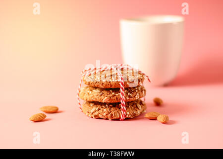 Chocolate Chip Cookies mit Milch auf dem rosa Tabelle. Platz kopieren Stockfoto