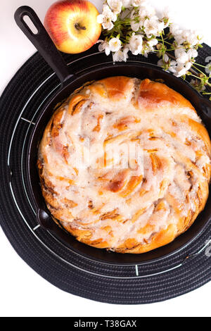 Lebensmittel Bäckerei Konzept frische hausgemachte apple Cinnamon Roll Zopfbrot mit Kopie Raum Stockfoto