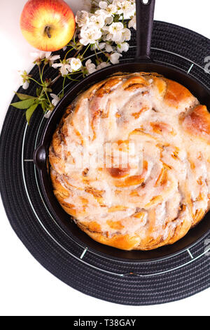 Lebensmittel Bäckerei Konzept frische hausgemachte apple Cinnamon Roll Zopfbrot mit Kopie Raum Stockfoto