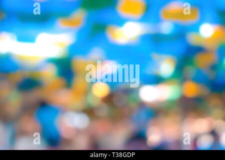 Blauer Hintergrund mit der Kamera herum, und weiß, grün, türkis, orange, gelb, und Pfirsich Farbe. Stockfoto