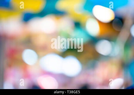 Blauer Hintergrund mit der Kamera herum, und weiß, grün, türkis, orange, gelb, und Pfirsich Farbe. Stockfoto