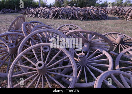 Alte Ochsenkarren Friedhof während der trockenen Jahreszeit, Kampong Thom Provinz, Kambodscha. © kraig Lieb Stockfoto