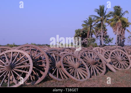 Alte Ochsenkarren Friedhof während der trockenen Jahreszeit, Kampong Thom Provinz, Kambodscha. © kraig Lieb Stockfoto