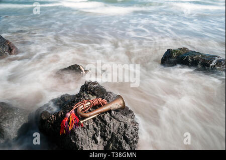 Konzept des Patriotismus, Kameradschaft, Erinnerung und Tapferkeit mit Argyll und Sutherland Highlander's Horn auf Felsen bei Ebbe liegen bei Ebbe Stockfoto