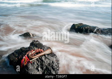 Konzept des Patriotismus, Kameradschaft, Erinnerung und Tapferkeit mit Argyll und Sutherland Highlander's Horn auf Felsen bei Ebbe liegen bei Ebbe Stockfoto