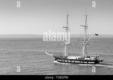 Schwarz-weiß Foto des Tall Ship, TS ROYALIST, unterwegs, als Sie verlässt den Hafen von Portsmouth, UK. 01. April 2019. Stockfoto