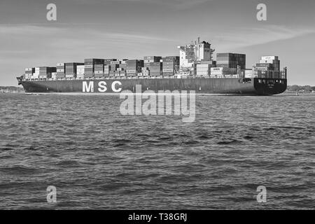 Schwarz-weiß-Foto des Containerschiffs MSC ASYA, als sie den Hafen von Southampton, Großbritannien, betritt Stockfoto