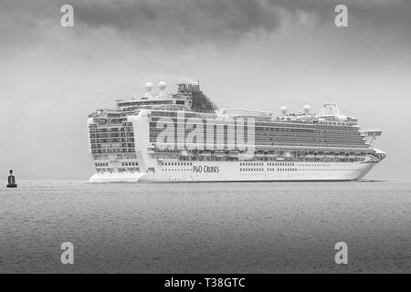 Moody Schwarz-weiß-Foto der P&O Cruises, Riesen Kreuzfahrtschiff, AZURA, unterwegs in Southampton Water, Abfahrt vom Hafen von Southampton, Großbritannien. Stockfoto