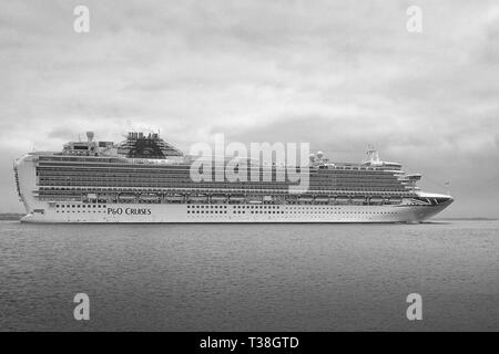 Moody Schwarz-weiß-Foto der P&O Cruises, Riesen Kreuzfahrtschiff, AZURA, unterwegs in Southampton Water, Abfahrt vom Hafen von Southampton, Großbritannien. Stockfoto