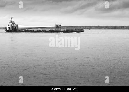 Schwarz-weiß Foto des 75 Meter langen VESTAS BLADES UK LTD, MTB BLADE RUNNER ZWEI, Deck Frachtschiff, Abfahrt Southampton Hafen, Hampshire, UK. Stockfoto