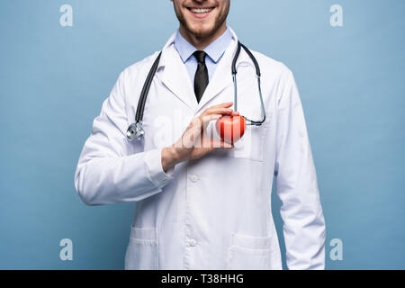 Gesundheitswesen und Medizinische Konzept - männlicher Arzt mit Herz. Stockfoto