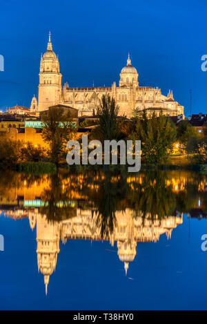 Der Kathedrale von Salamanca, die in den Fluss Tormes bei Nacht Stockfoto