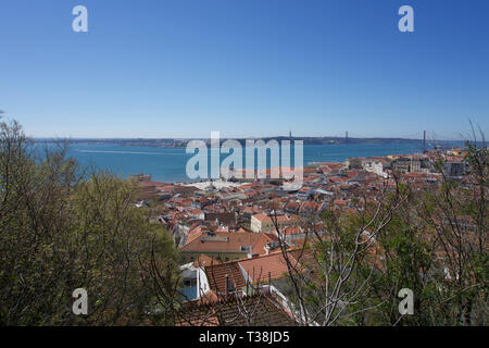 Aussicht auf die Dächer, Hängebrücke über den Fluss und Platz im Zentrum von Lissabon Castelo de Sao Jorge unter einem klaren blauen Himmel mit Kopie Raum Stockfoto