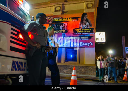 Daytona Beach, FL - 12. März 2016: Daytona Beach Polizisten beim 75. jährlichen Bike Week auf der weltweit berühmtesten Strand. Stockfoto