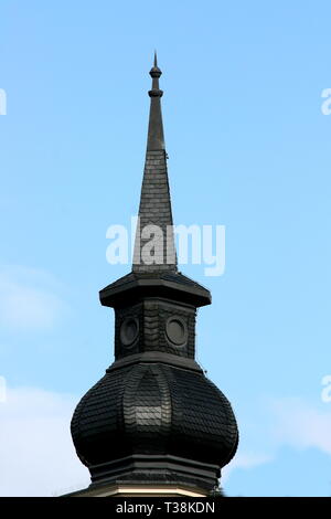 Schönen Kirchturm, mit einem blauen Himmel Hintergrund Stockfoto