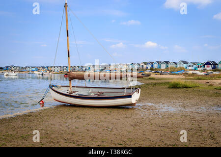 Mudeford Strand Hütten auf Mudeford Sandbank, Christchurch Harbour, Dorset, an der Südküste von ENDLAND UK Stockfoto