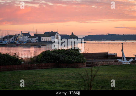 Mudeford Quay bei Sonnenuntergang, Christchurch, Dorset, an der Südküste von ENDLAND UK. Auf der Suche nach Highcliffe Sailing Club Stockfoto