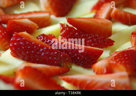 Frische Erdbeeren Stücke auf rohem Teig fertig zu backen. Ansicht schließen. Stockfoto