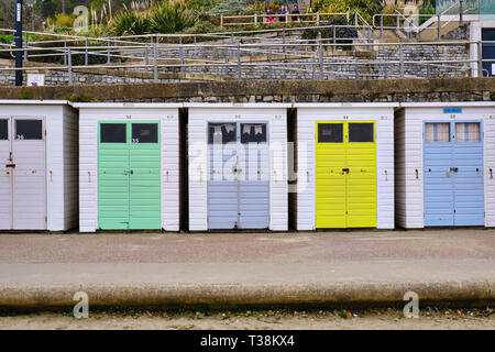 Abgebildet sind Strand Hütten im Cobb Hafen, Lyme Regis, Dorset. Stockfoto