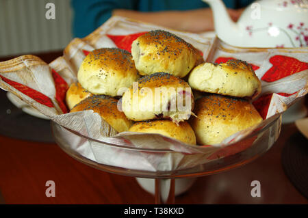 Frischer Kuchen mit braunen top und Mohn. Leckere hausgemachte Kuchen auf Glas Schüssel. Stockfoto