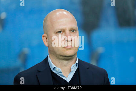 BUDAPEST, Ungarn - 6. APRIL: Head Coach Marko Nikolic von MOL Vidi FC wartet auf die Kick-off vor die ungarische OTP Bank Liga Match zwischen Honved Budapest und MOL Vidi FC am Nandor Hidegkuti Stadion am 6. April 2019 in Budapest, Ungarn. Stockfoto